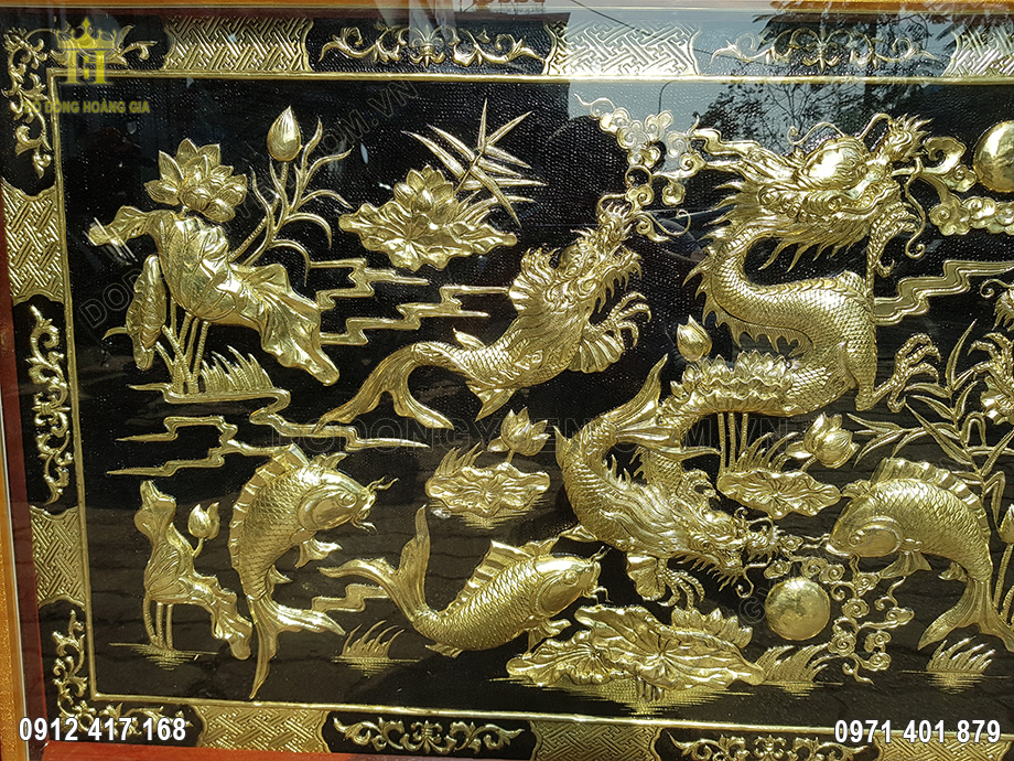 Nổi bật tr&ecirc;n nền đen l&agrave; h&igrave;nh ảnh c&aacute; ch&eacute;p h&oacute;a rồng được chạm th&uacute;c v&ocirc; c&ugrave;ng sinh động